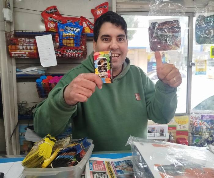 Cliente El Coleccionista abriendo sobres Panini en Buenos Aires