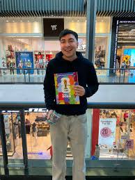 Cliente El Coleccionista con caja de figuritas Panini en Rosario