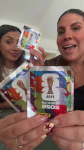 Amigas clientas El Coleccionista con álbum Panini en San Isidro