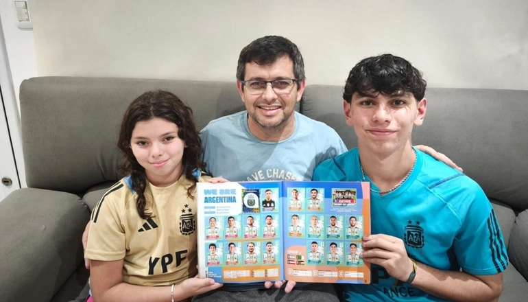 Familia cliente El Coleccionista con álbum Panini en Salta